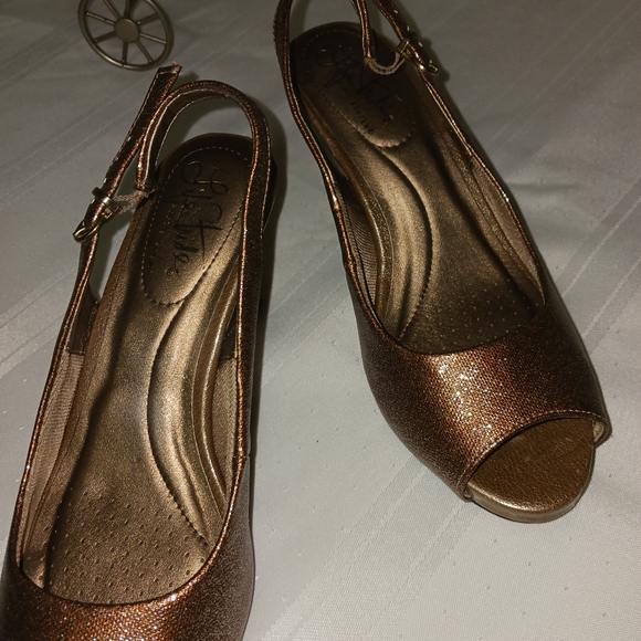 LifeStride Metallic Gold Colored Heels. Size 6M More like Copper colored - Picture 2 of 9